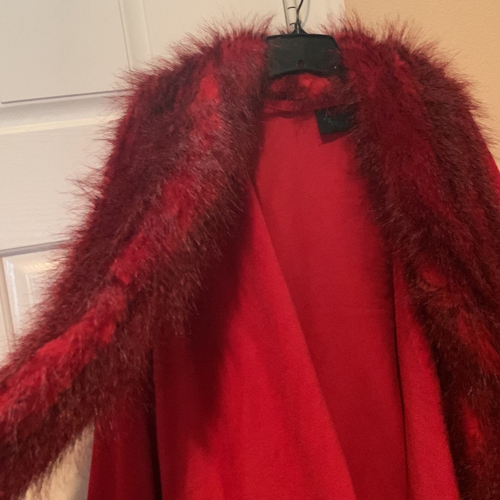 Red cape - Picture 2 of 3